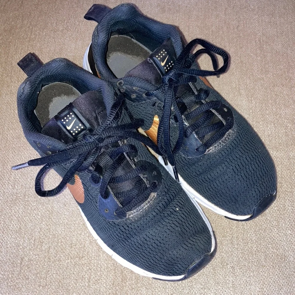 NIKE AIR Max Motion LW Womens Sneakers Size 6
